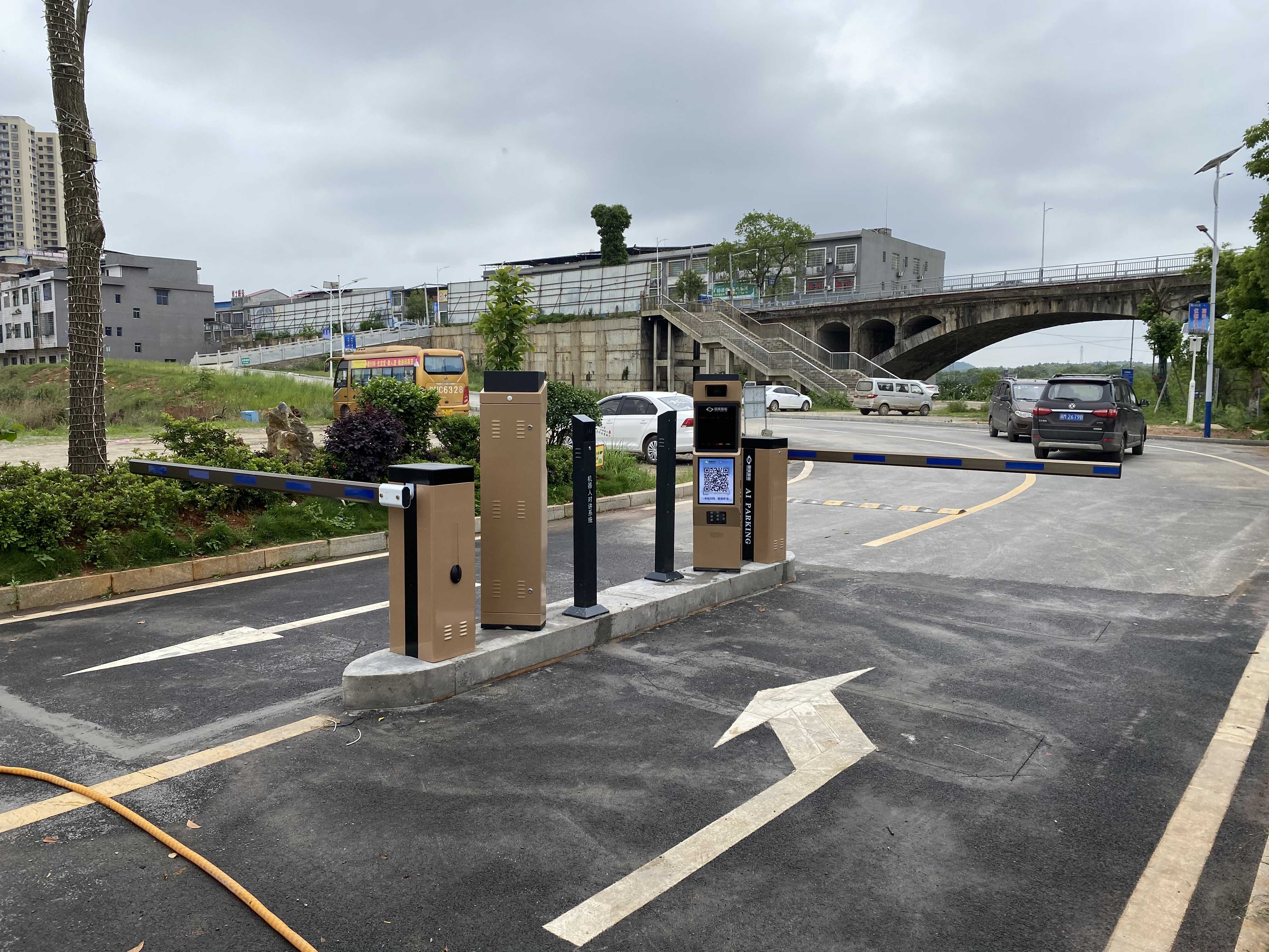 長沙雷隆智能科技有限公司,車牌識別系統,停車收費系統,車牌識別一體機,智能通道閘,湖南車牌識別道閘系統,人行通道閘,智能道閘