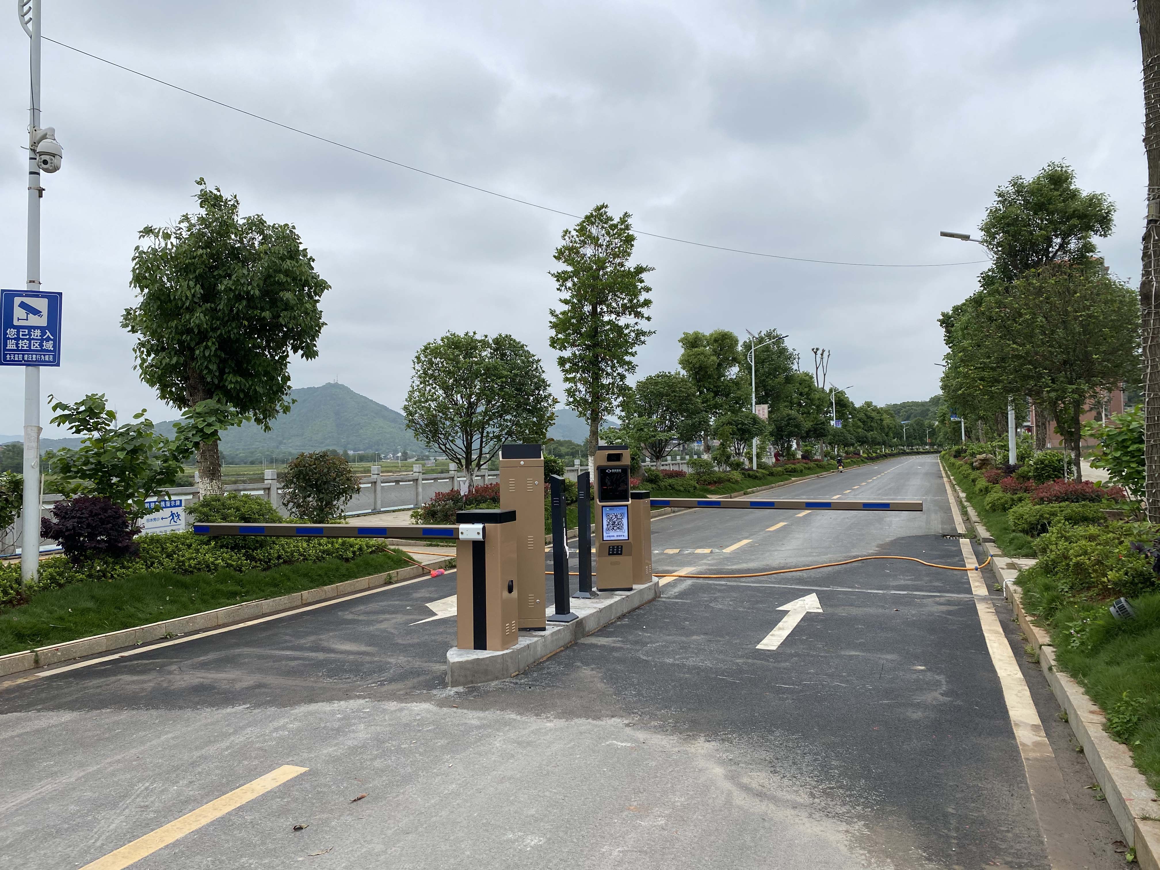 長沙雷隆智能科技有限公司,車牌識別系統,停車收費系統,車牌識別一體機,智能通道閘,湖南車牌識別道閘系統,人行通道閘,智能道閘